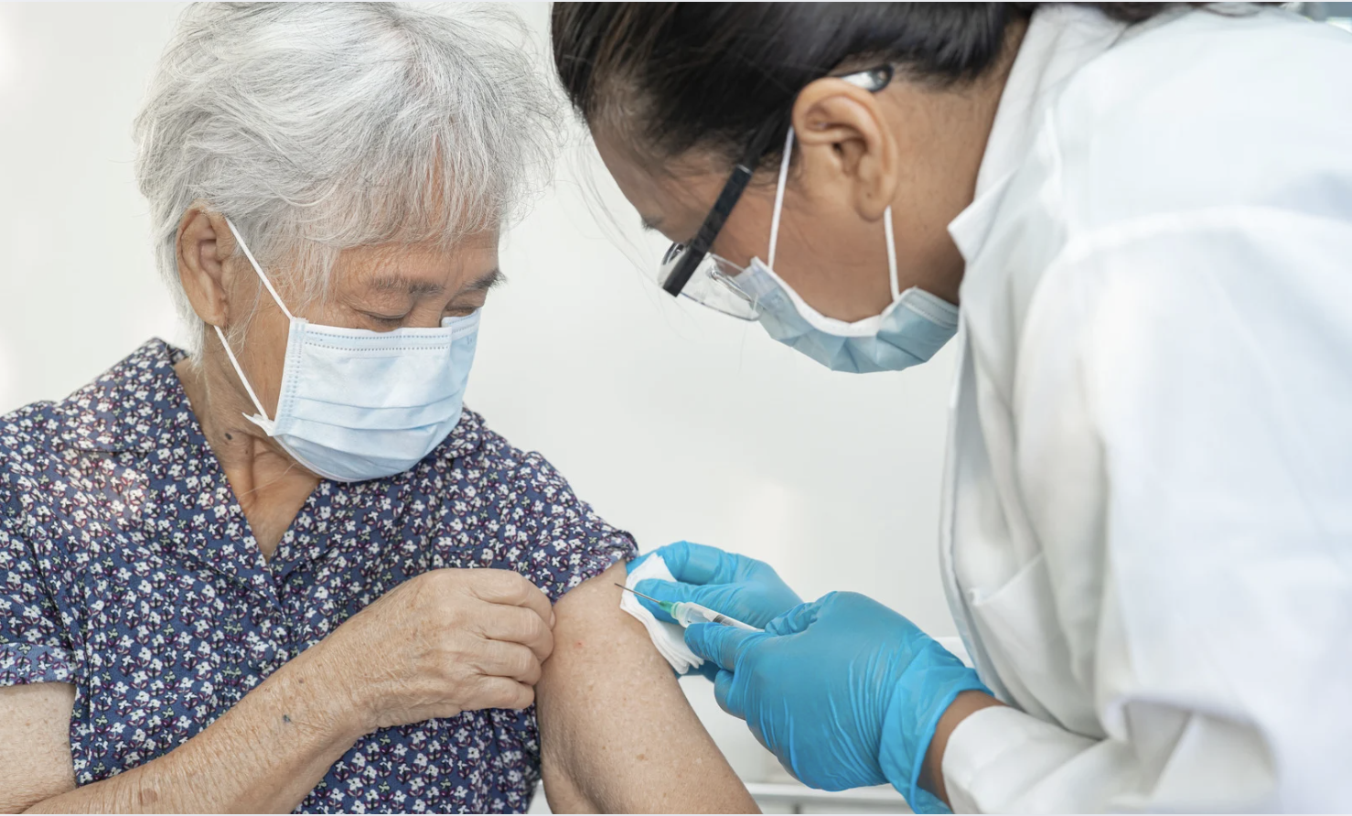healthcare working giving Covid vaccine
